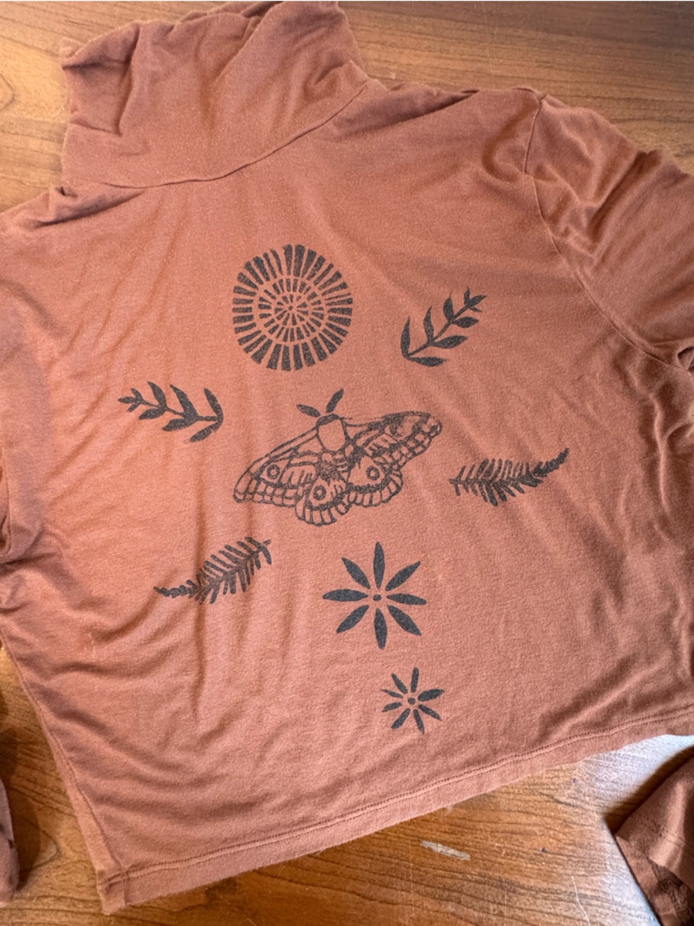 Hand Printed | AKIRA Rust Brown Long Sleeve Graphic Turtleneck Crop Top | Size M - Picture 2 of 7